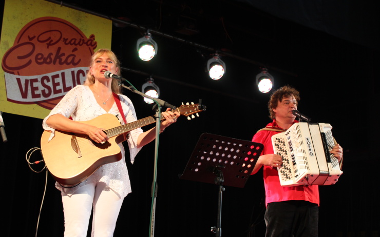 Pravá česká veselice zaplnila kulturák. Foto: Petr Sochůrek